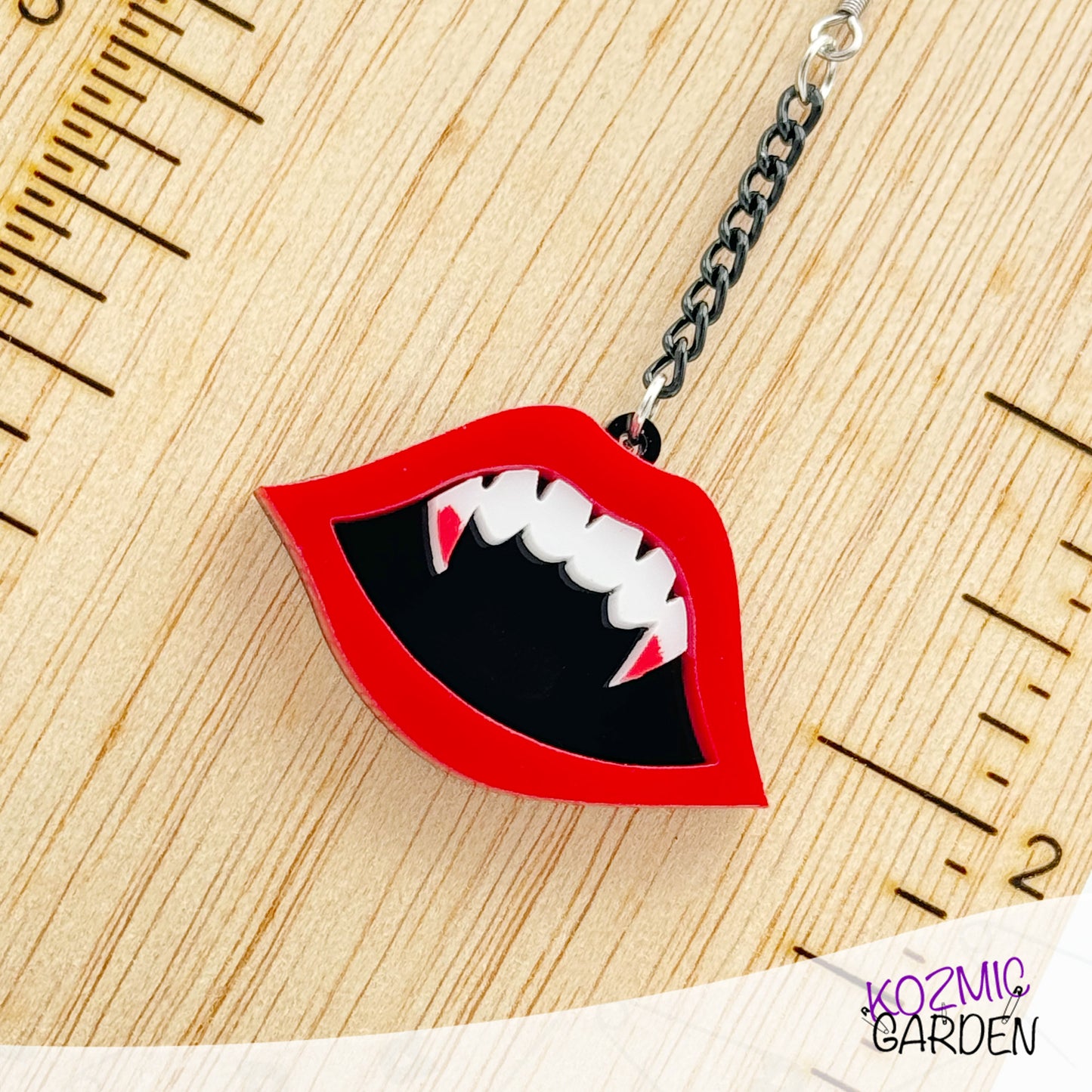 Vampire fang mouth earrings - Fang-tastic vampiric earrings!