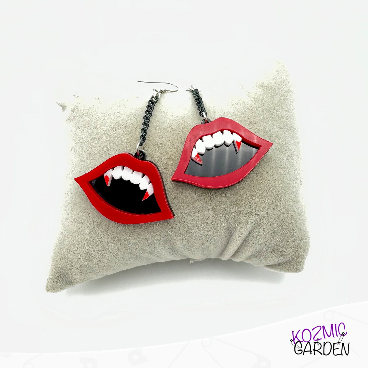 Vampire fang mouth earrings - Fang-tastic vampiric earrings!