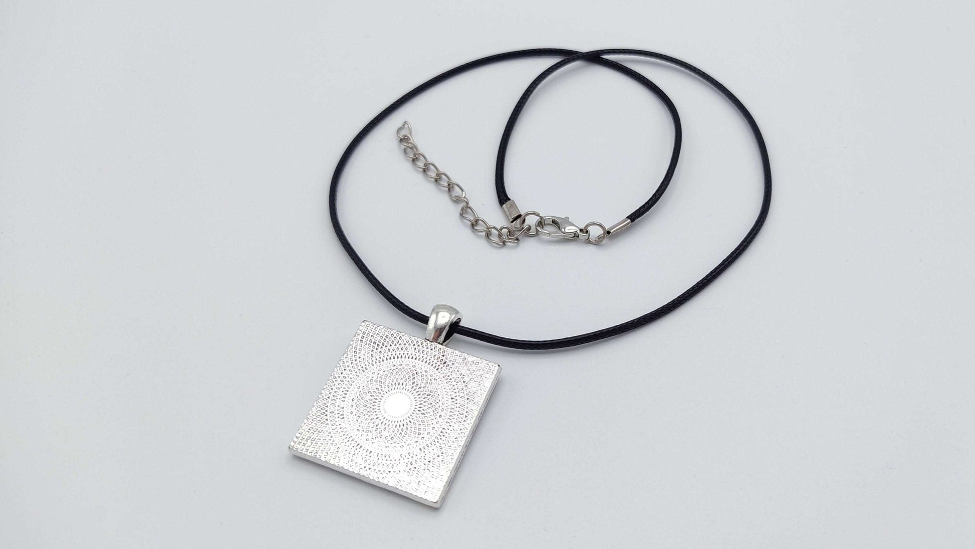 DELOREAN TIME CIRCUITS PENDANT - Kozmic Garden